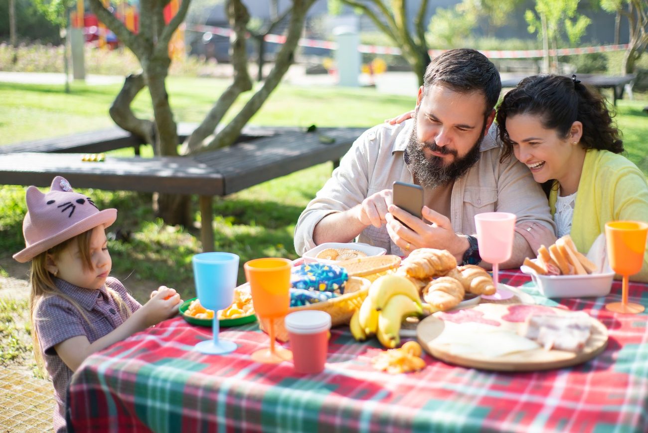 How We Do a No-Spend Weekend With Three Kids